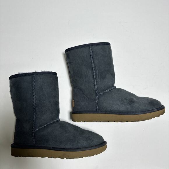 Ugg Women CLASSIC SHORT II BOOT S/N 1016223 Sheepskin, Wool Size 6 - Picture 3 of 13